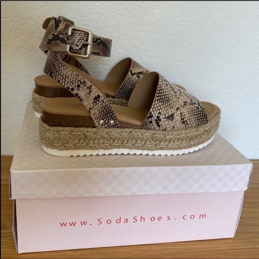 Soda Topic Flatform Sandals in Python - Picture 4 of 7